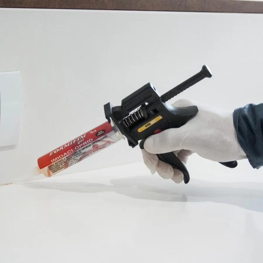 Aplicação de gel inseticida com aplicador
