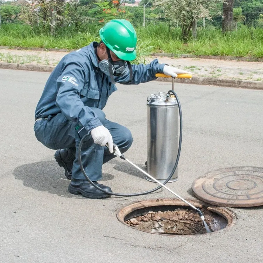 Técnico da Detecta tratando uma caixa de esgoto