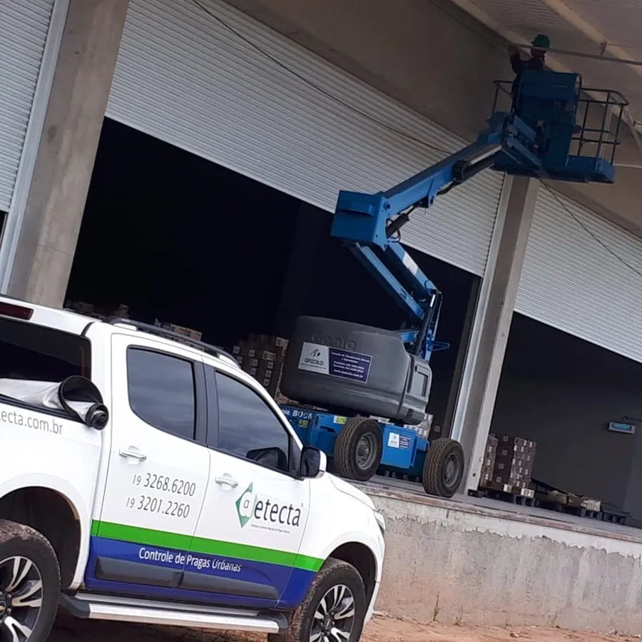 Veículo e equipe da Detecta em área de galpão