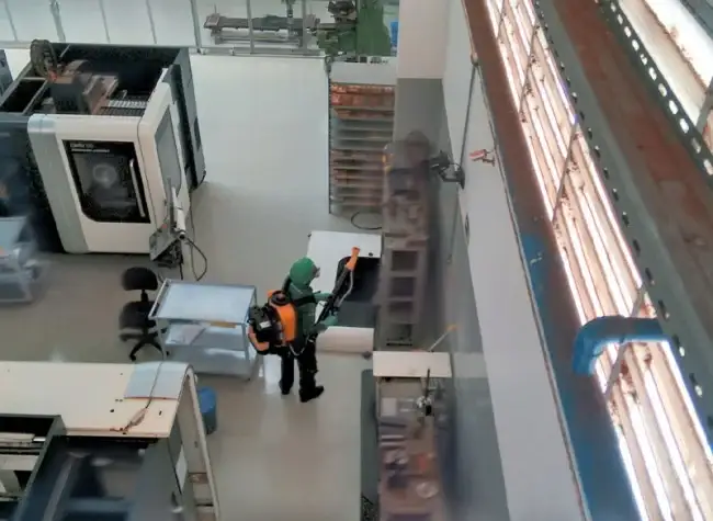 Técnico da Detecta fazendo atomização em um corredor
