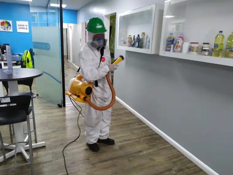 Técnico da Detecta fazendo atomização em área industrial